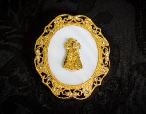 Colgante nácar con virgen en metal ref. 3062 oro