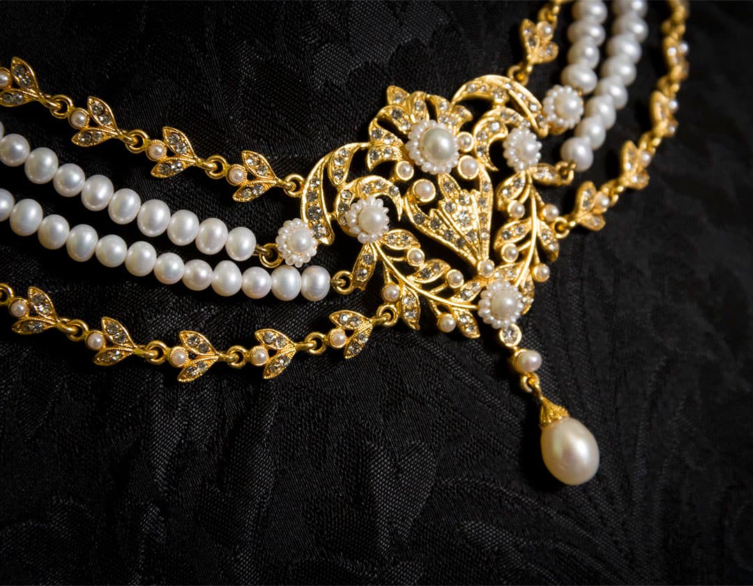 Collar de perla y metal con aplique en dorado ref. 991