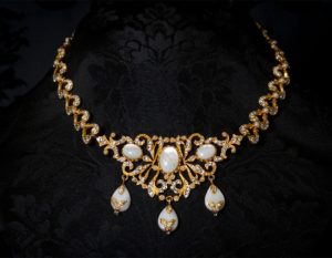 Gargantilla de nácar, cristal y perla en oro ref. 732