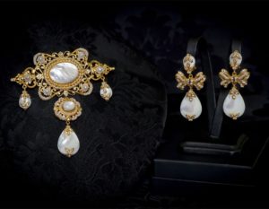 Pendientes y joia en nácar, perla, cristal y oro ref. m-124
