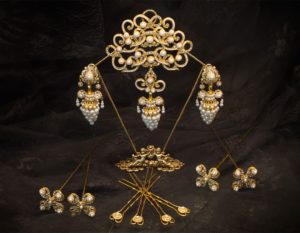 Aderezo del siglo XIX modelo del racimo en perla, cristal y oro ref. C-43