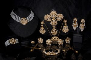 Aderezo del siglo XIX modelo del racimo en perla, cristal y oro ref. C-60