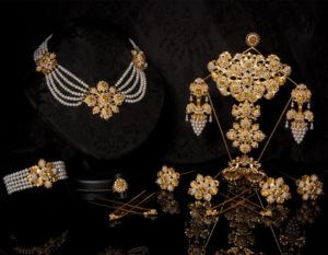 Aderezo del siglo XIX modelo del racimo en perla, topacio y oro ref. C-64