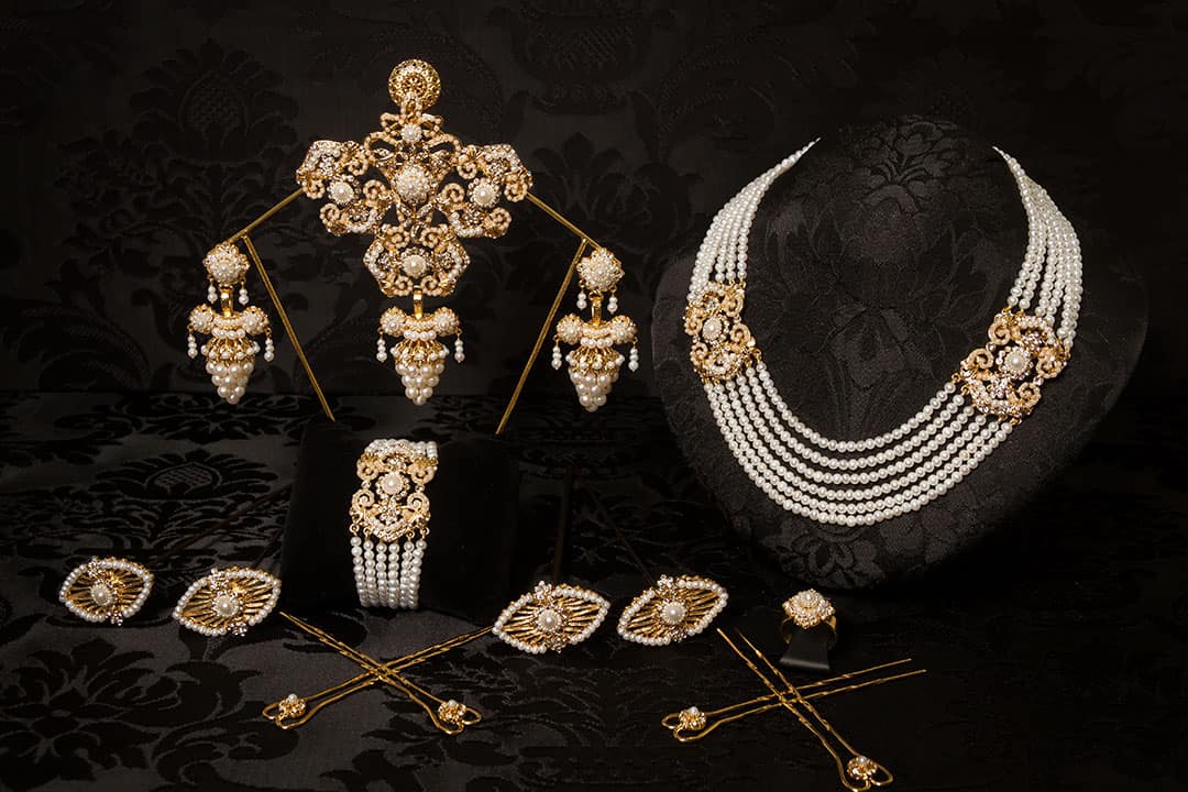 Aderezo del siglo XIX modelo del racimo en perla, cristal y oro ref. C-69
