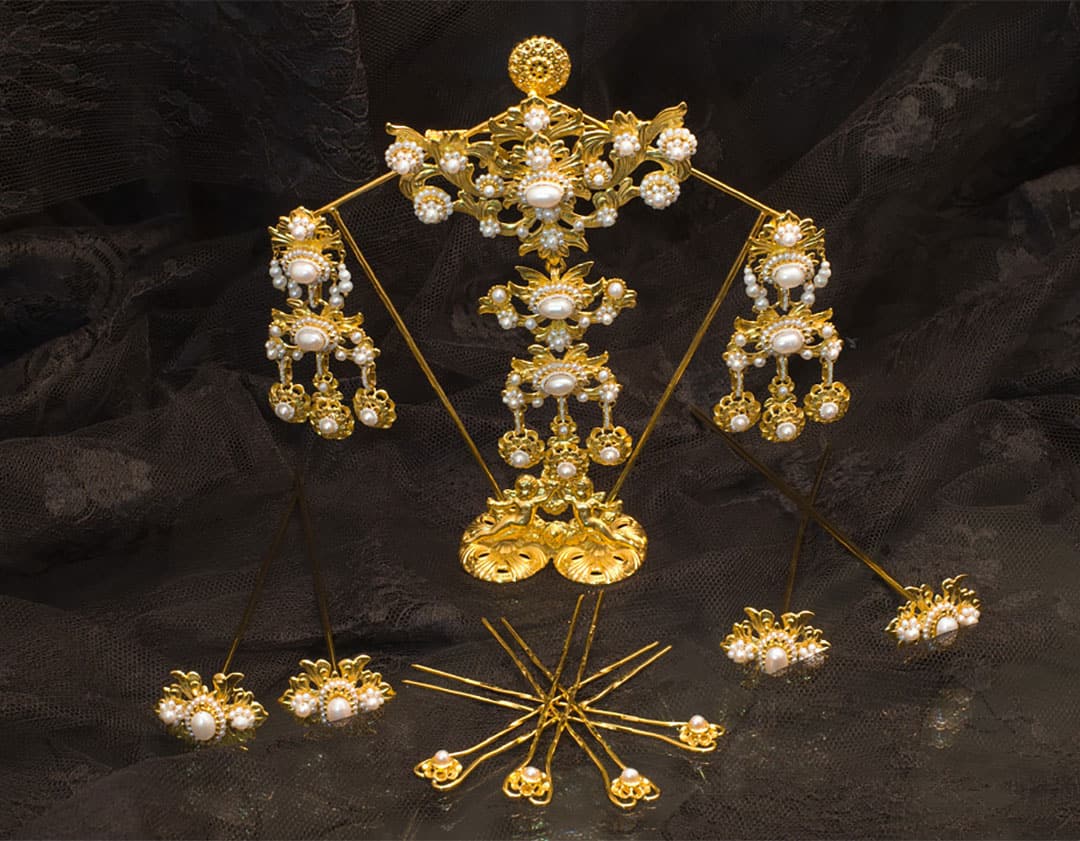 Aderezo del siglo XIX modelo de la virgen en perla y oro ref. D-26