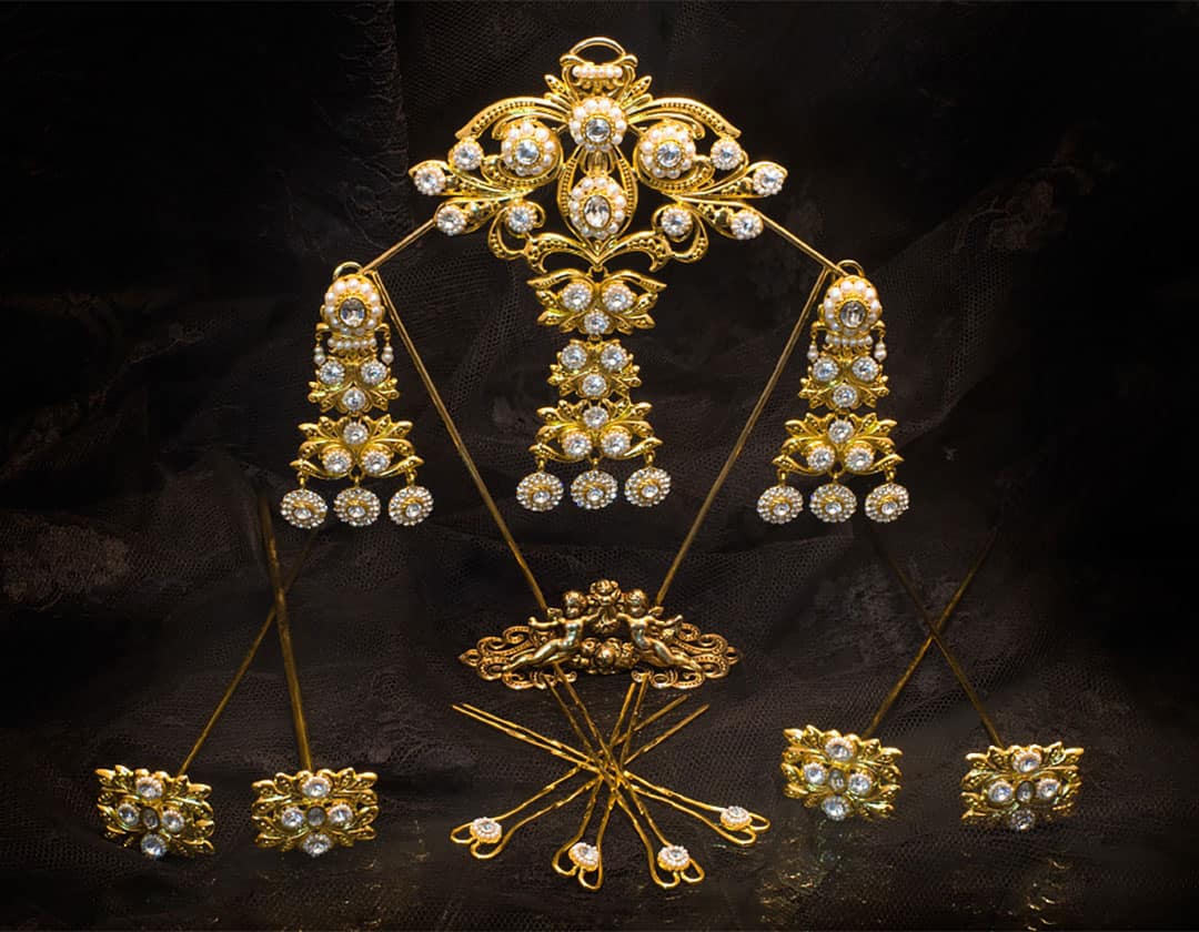 Aderezo del siglo XIX modelo de la virgen en perla, cristal y oro ref. D-37