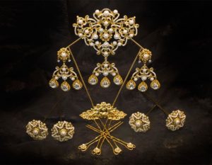 Aderezo del siglo XIX modelo de la virgen en perla, cristal y oro ref. D-39