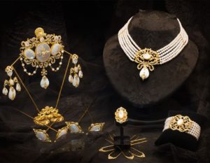Aderezo del siglo XIX modelo de la virgen en nácar, perla, cristal y oro ref. M-118