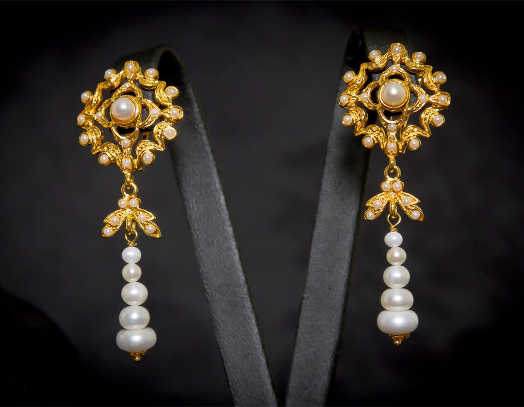 Aderezo del siglo XVIII modelo del chorro en perla y oro ref. m123