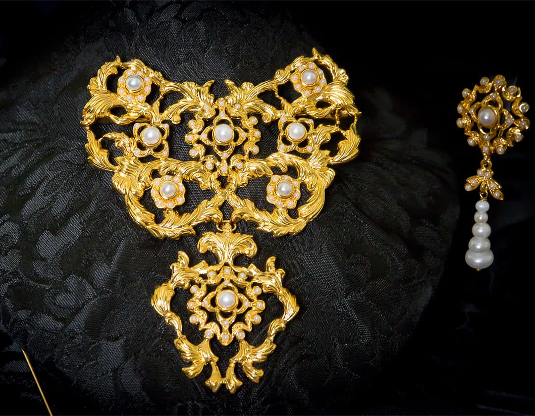 Aderezo del siglo XVIII modelo del chorro en perla y oro ref. m123
