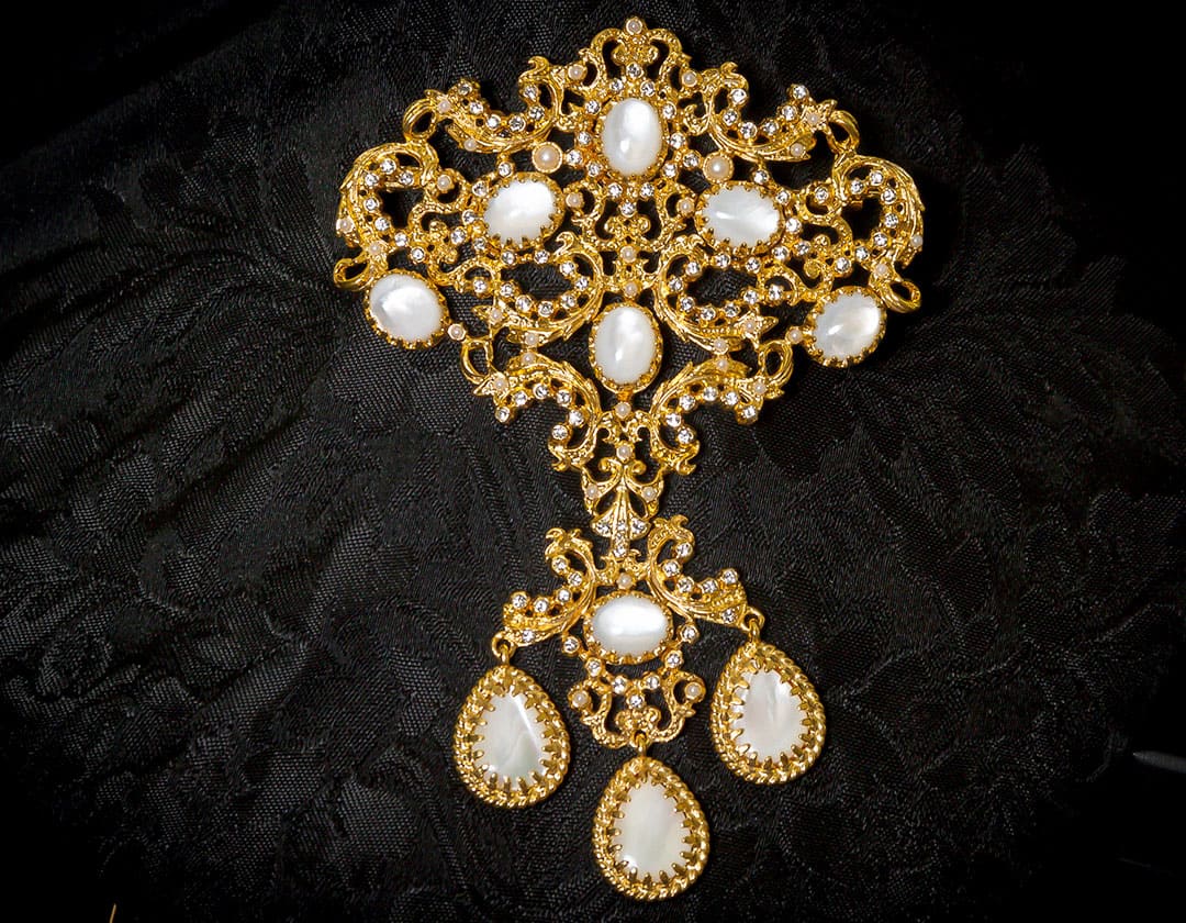 Aderezo del siglo XVIII modelo de la Virgen en nácar, cristal, perla y oro ref. m139