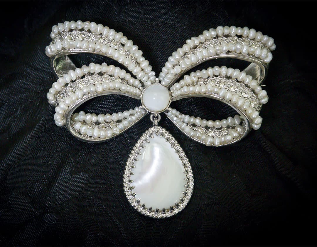 Aderezo del siglo XVIII modelo de a uno en nácar, perla, cristal y rodio ref. m154
