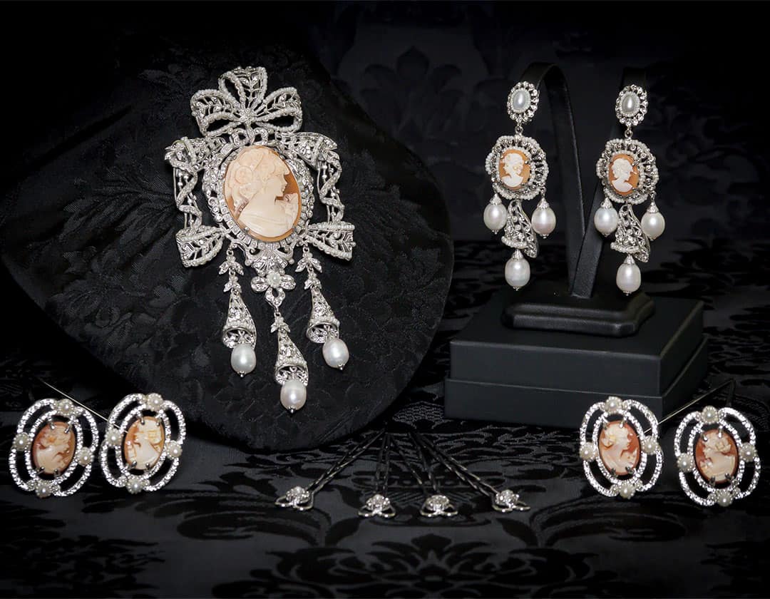 Aderezo del siglo XVIII modelo perlones en camafeos, cristal y rodio ref. m101