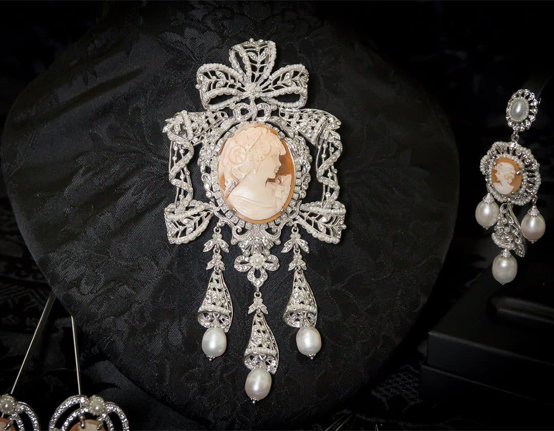 Aderezo del siglo XVIII modelo perlones en camafeos, cristal y rodio ref. m101
