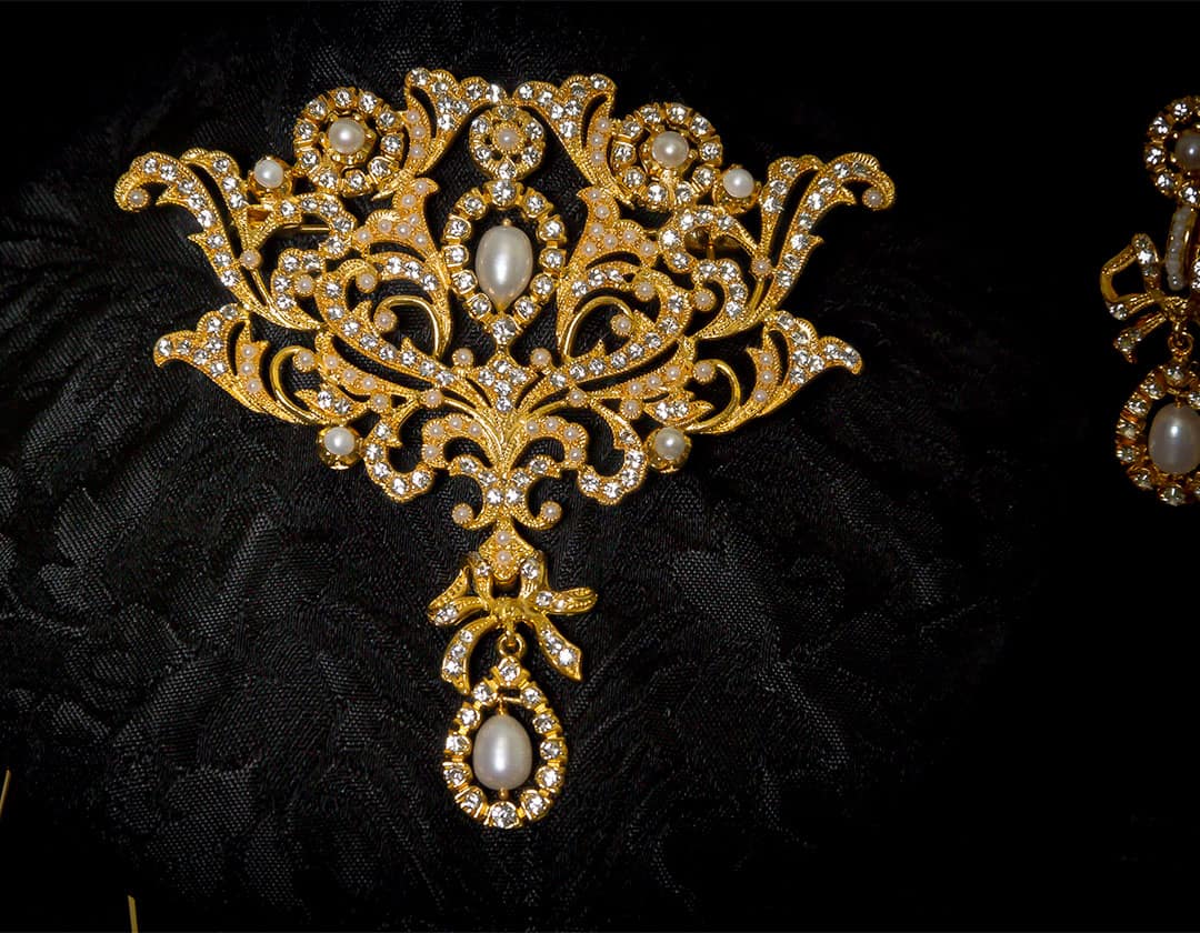 Aderezo del siglo XVIII modelo de a uno en perla cultivada, cristal y oro ref. m107