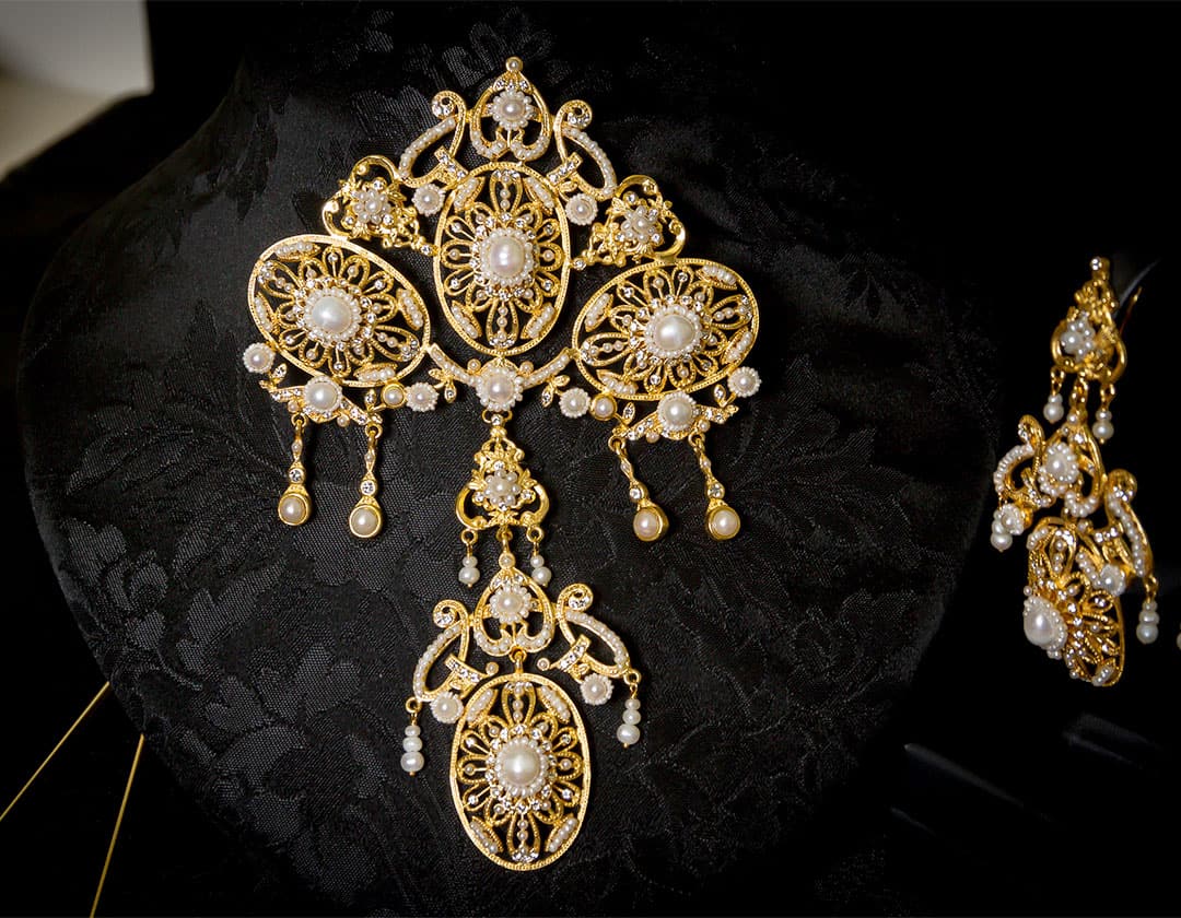 Aderezo del siglo XVIII modelo de a uno en perla, cristal y oro ref. m93