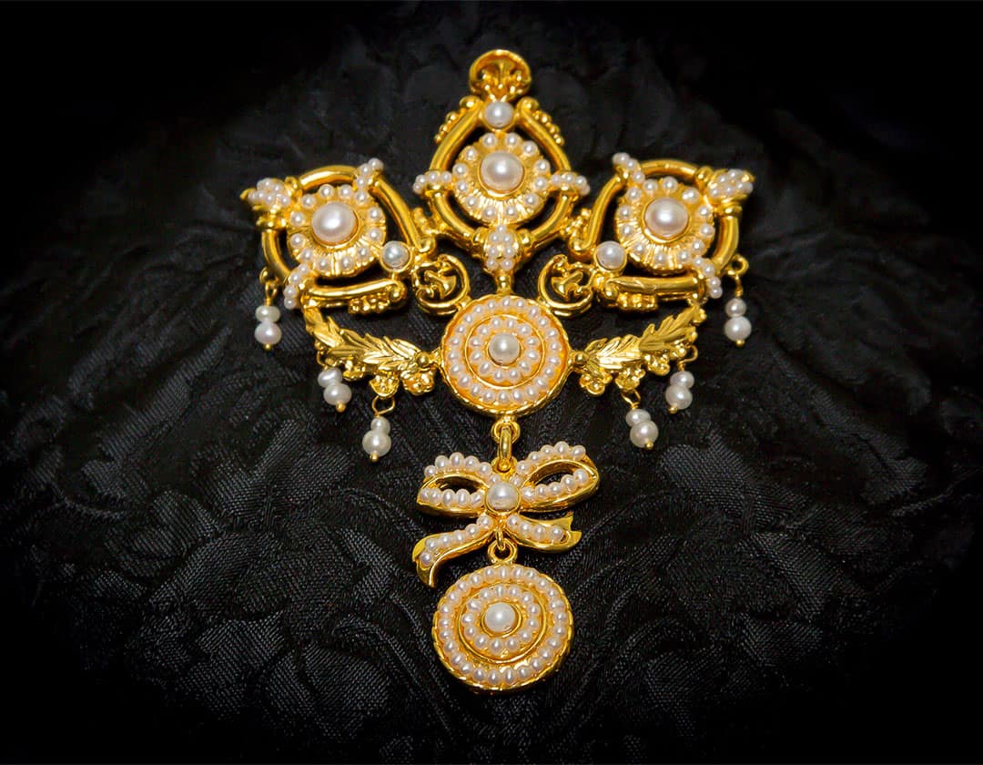 Aderezo del siglo XVIII modelo de a uno en perla y oro ref. ab11