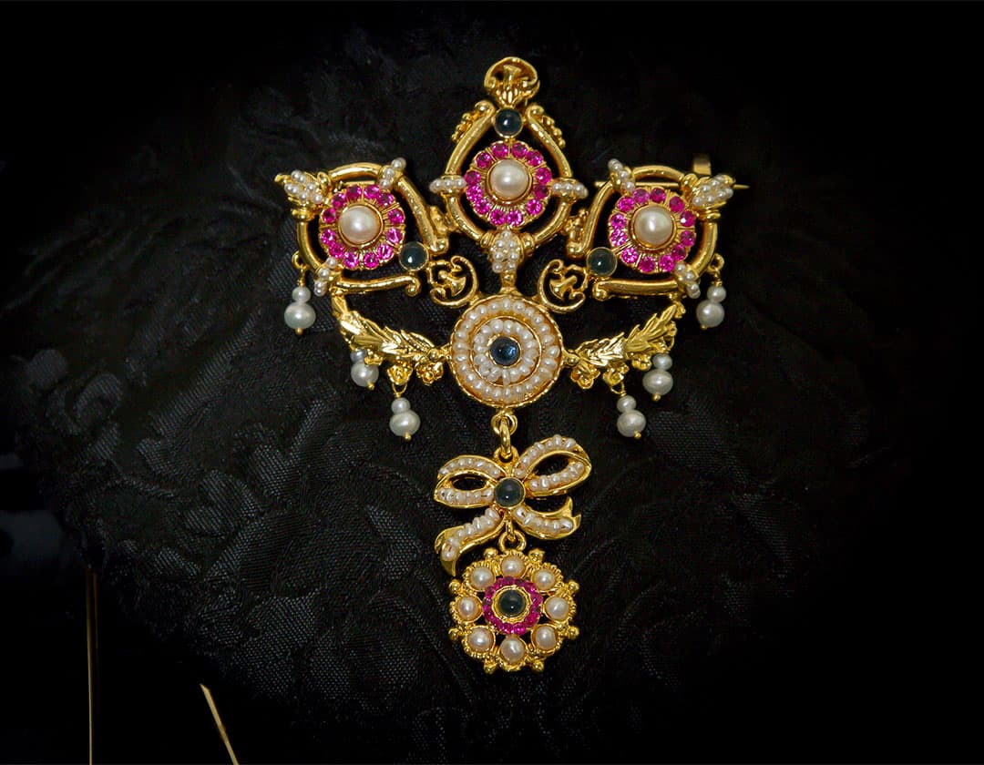 Aderezo del siglo XVIII modelo de a uno en perla, rubí, zafiro y oro ref. ab12