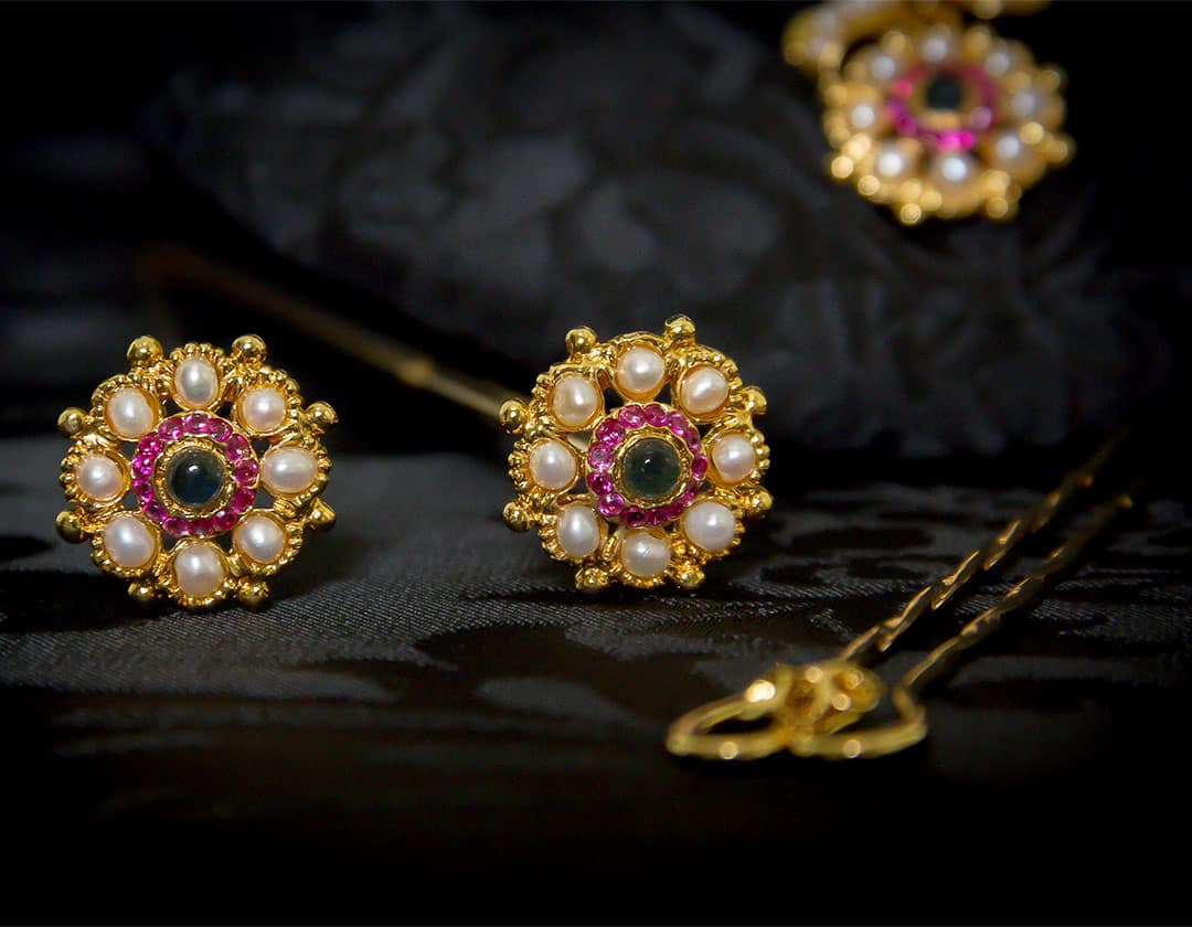 Aderezo del siglo XVIII modelo de a uno en perla, rubí, zafiro y oro ref. ab12