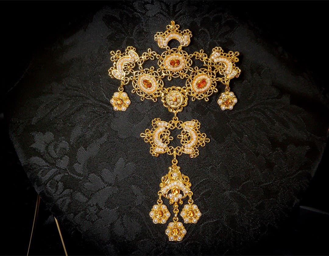 Aderezo del siglo XVIII modelo de la Virgen en topacio, perla y oro ref. ab20