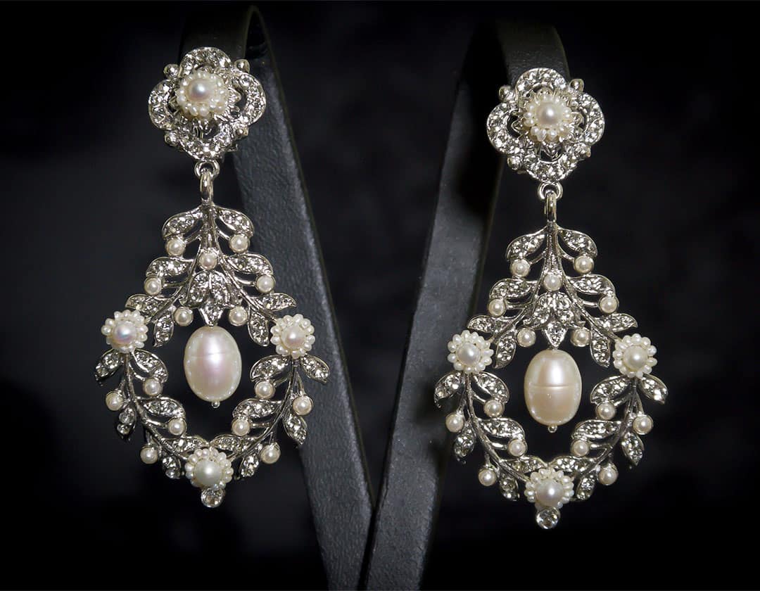 Aderezo del siglo XVIII modelo de a uno en cristal, perla y rodio ref. d21