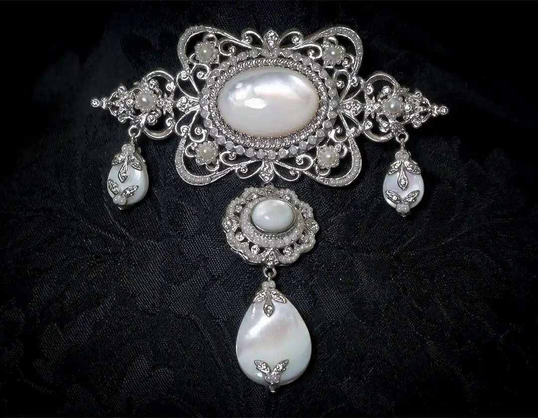 Aderezo del siglo XVIII modelo de a uno en nácar, cristal, perla y rodio ref. m124