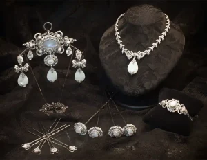 Aderezo del siglo XVIII modelo de a uno en nácar, perla, cristal y rodio ref. m124 (copia)