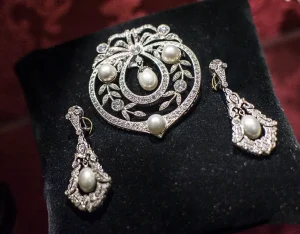 Aderezo del siglo XVIII modelo de a uno en cristal, perla y rodio ref. m159